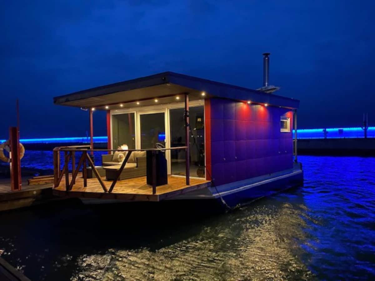 Cozy Floating House With Sauna