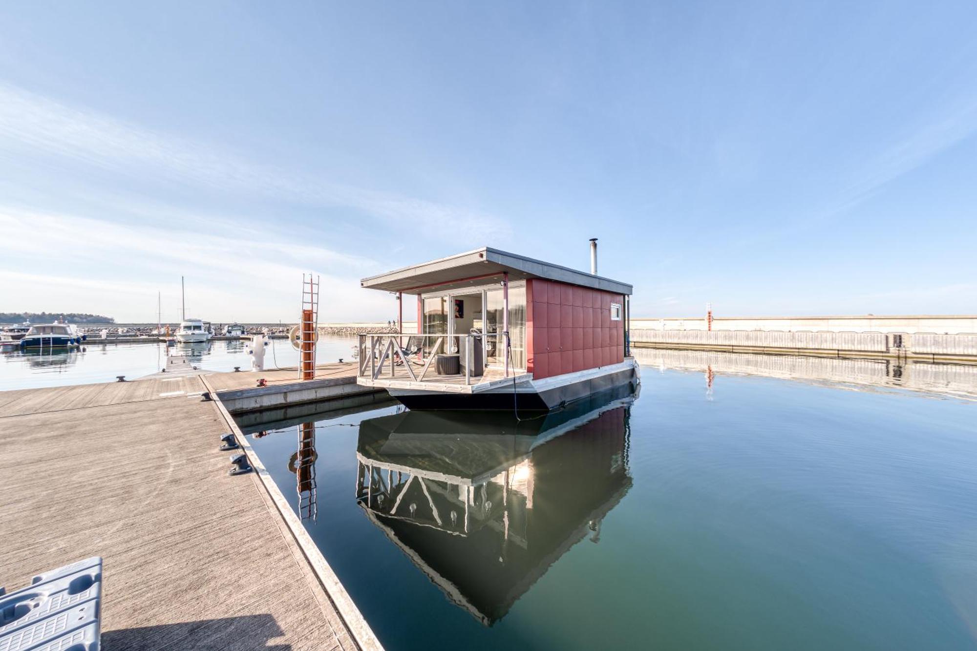 Cozy Floating House With Sauna Tallinn