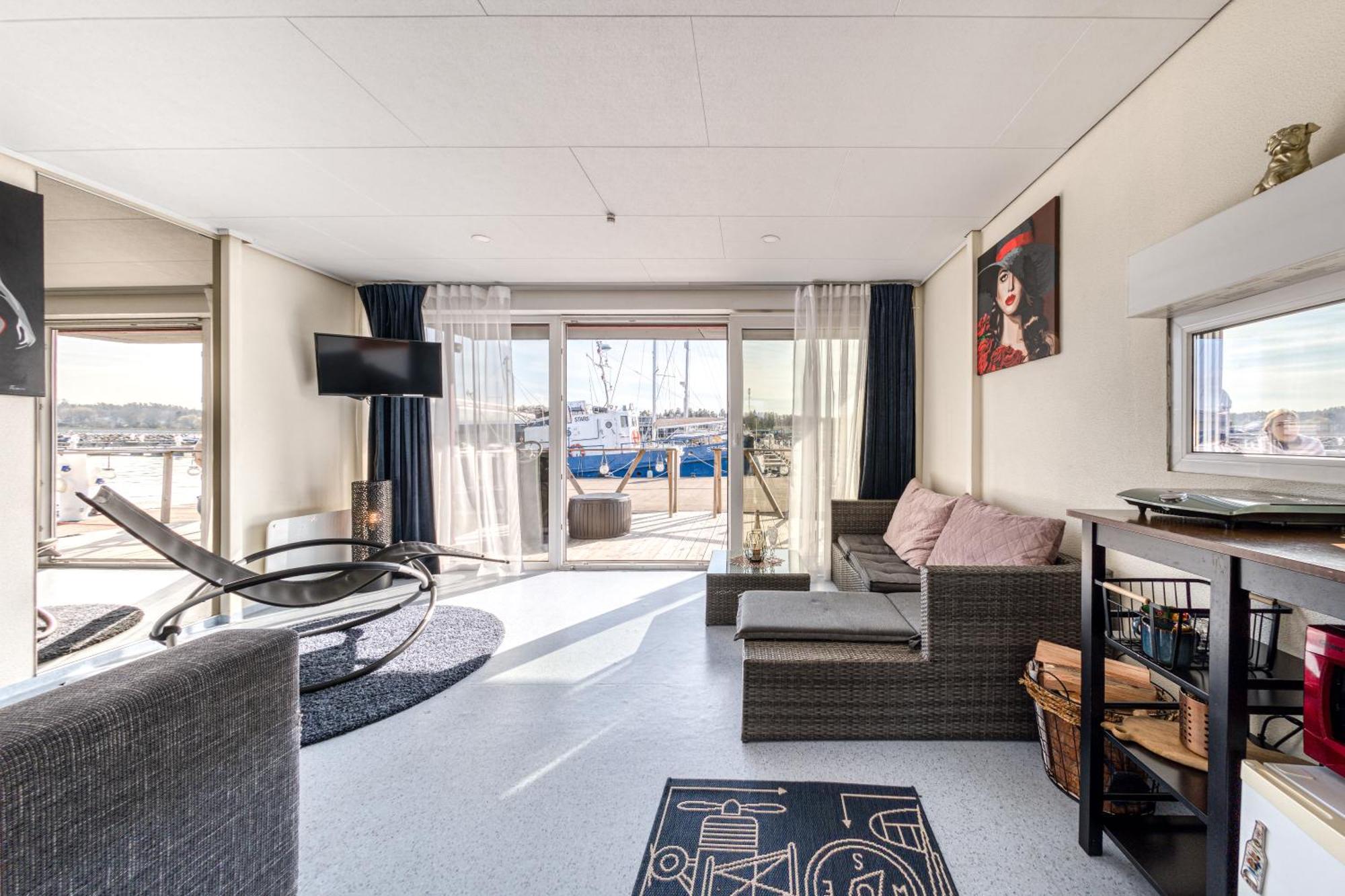 Cozy Floating House With Sauna Tallinn