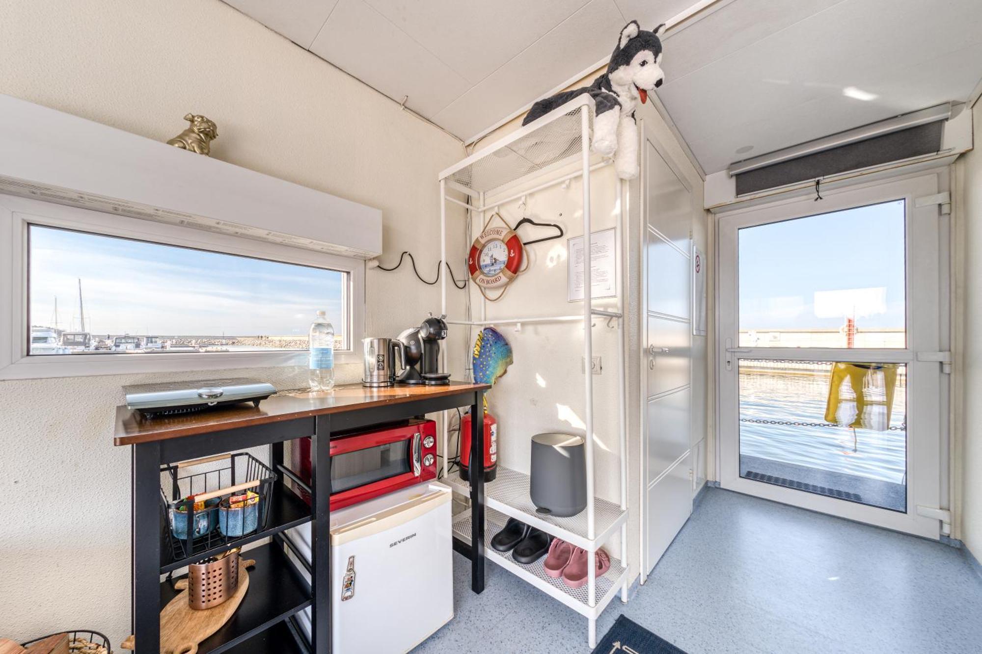 Cozy Floating House With Sauna Talin